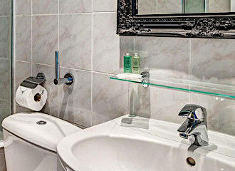 Hotel Monterosa en suite bathroom