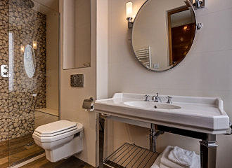 Hotel Muguet en suite bathroom