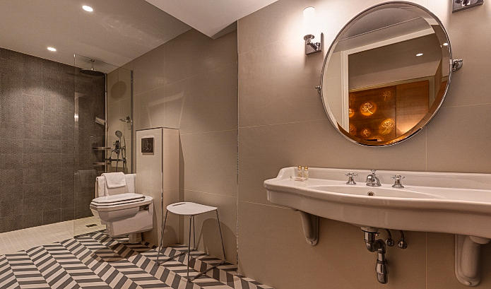 Hotel Muguet disabled friendly bathroom suite