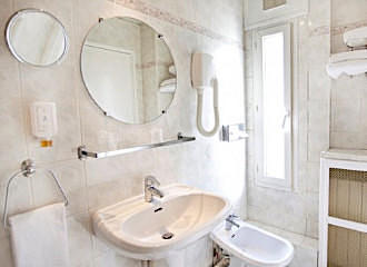 Hotel Nadaud en suite bathroom