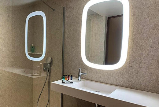 Hotel Oceania Paris Porte de Versailles en suite bathroom