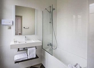 Hotel Paris Vaugirard en suite bathroom