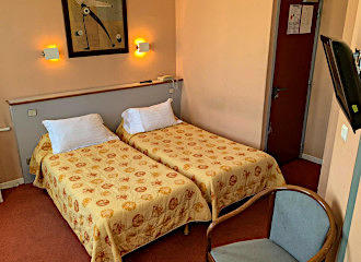 Hotel Picardy twin bedroom