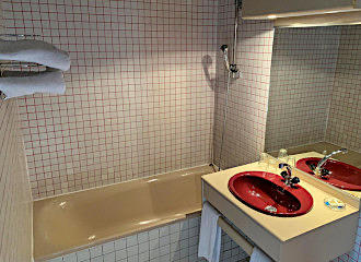 Hotel Picardy en suite bathroom