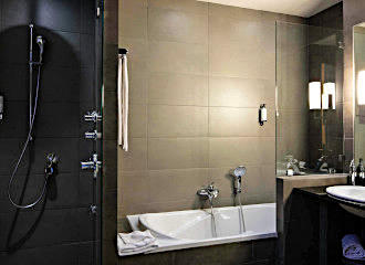 Hotel Regents Garden apartment en suite bathroom