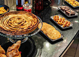 Hotel Regents Garden open bar snacks