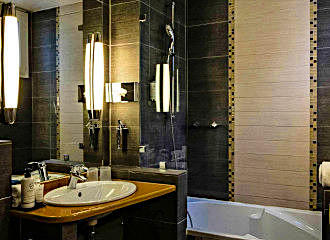 Hotel Regents Garden en suite bathroom