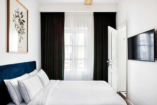 Hotel Rendez-Vous bedroom TV