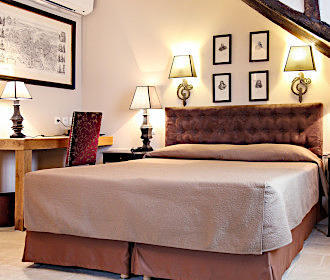 Hotel Saint-Louis Marais quadruple room bed