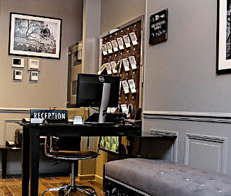 Hotel Saint-Louis Pigalle reception desk