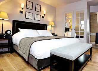 Hotel Saint-Louis Pigalle suite prestige top floor bed