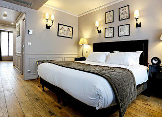 Hotel Saint-Louis Pigalle deluxe suite bed