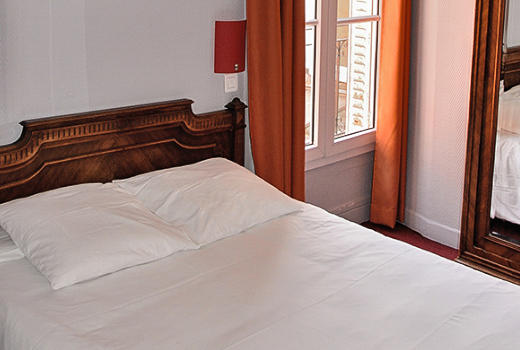 Hotel Verlaine double bedroom