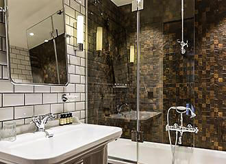 Hotel Whistler bathroom