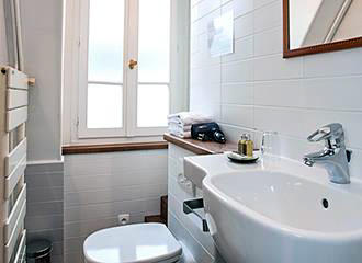 HotelHome Paris 16 bathroom