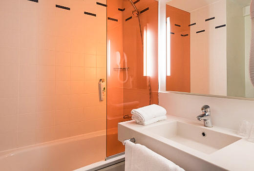 ibis Styles Paris Bercy en suite bathroom