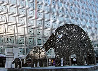 Modern art outside Institut du Monde Arabe