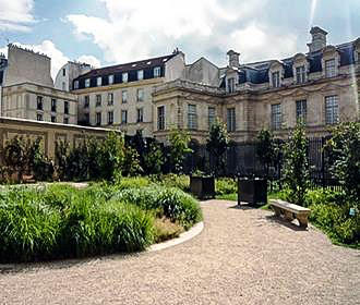 Jardin Anne Frank circular garden