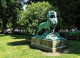 Le Lion de Nubie et sa Proie inside Jardin du Luxembourg