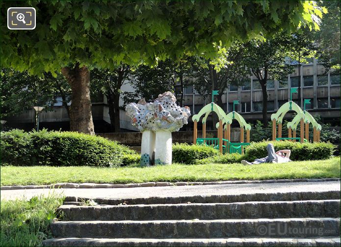 Jardin Tino Rossi playground area