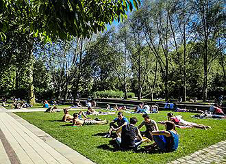 Open grass area inside Jardin Yitzhak Rabin