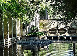 Island with water feature within Jardin Yitzhak Rabin