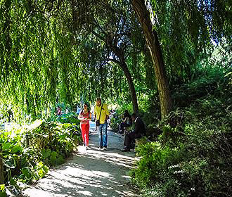 Lake side pathway in Jardin Yitzhak Rabin