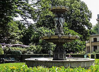 Jardins des Champs Elysees Fontaine du Cirque