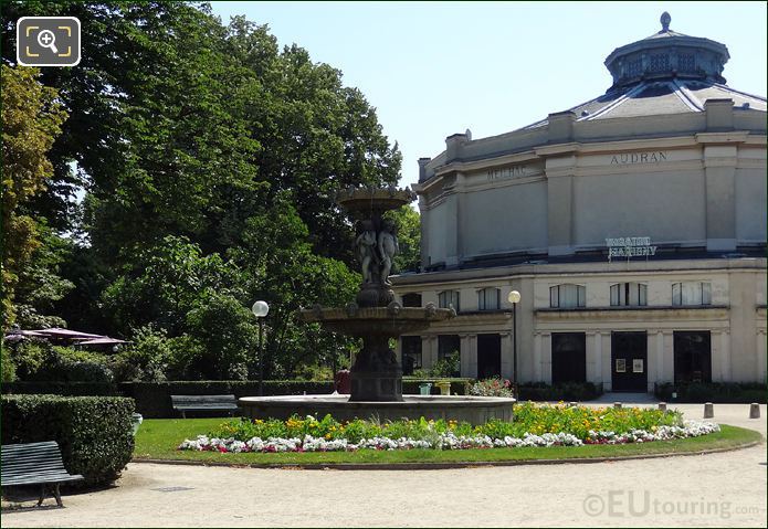 Fontaine du Cirque in Jardins des Champs Elysees