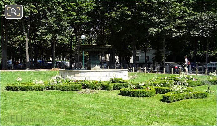 Jardin des Champs Elysees topiary flower beds