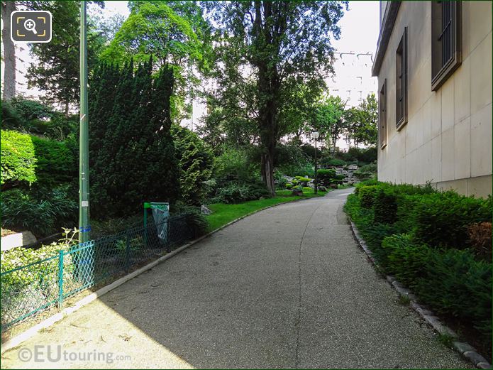 Public path in Jardins du Trocadero looking NW