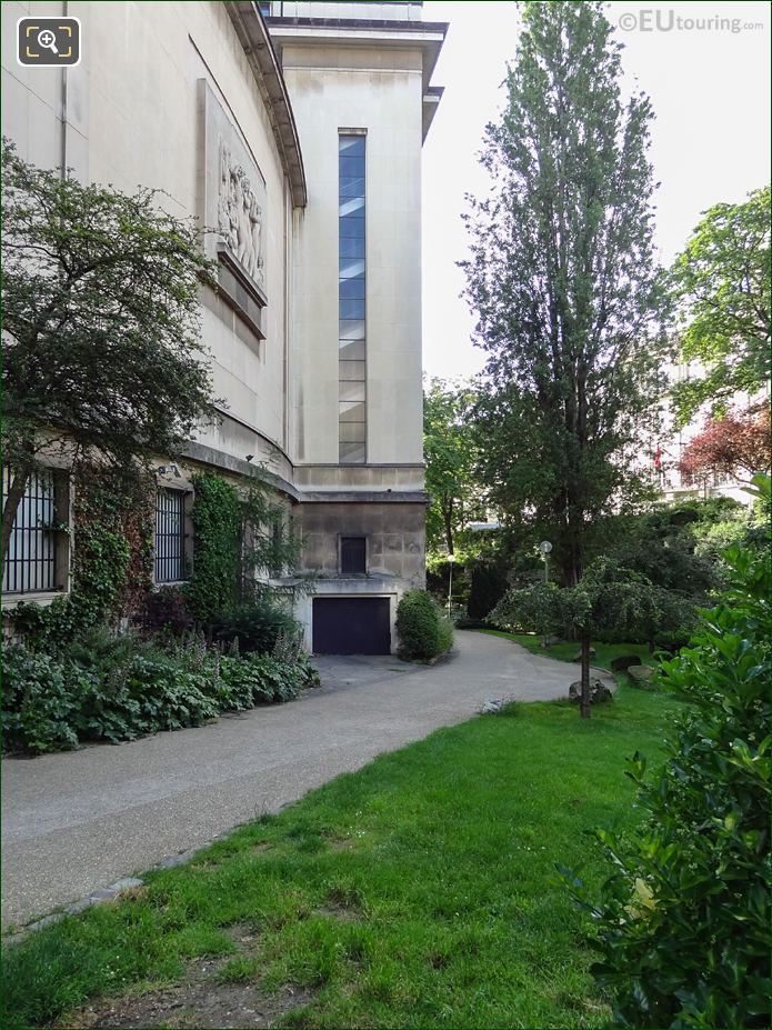 Ivy climbing Palais de Chaillot in Jardins du Trocadero looking SW