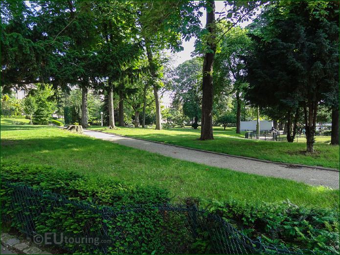 Trees and hedges in Jardins du Trocadero looking SE