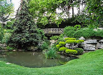 Pond water feature in Jardins du Trocadero