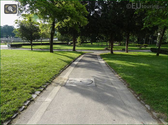 Looking SE to paths bordered by grass in Jardins du Trocadero