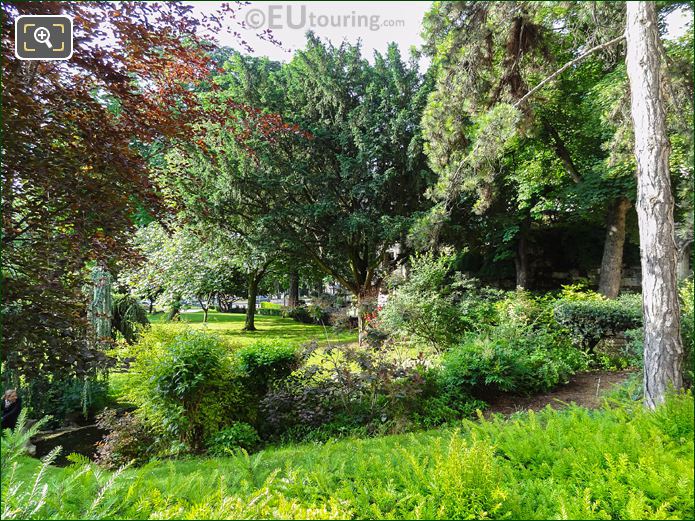 View South of trees, hedges and shrubs in Jardins du Trocadero