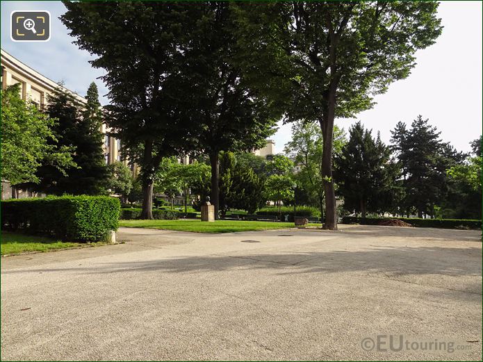 Gravel pathway in Jardins du Trocadero looking East