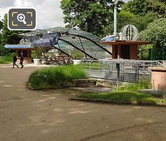 Walkway to Aquarium de Paris entrance