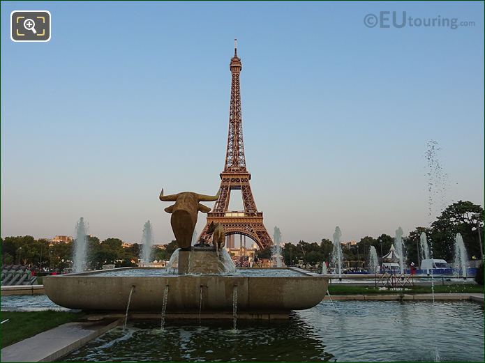 Taureau et Daim statue and basin