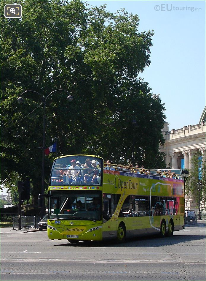 L'OpenTour near monument in Paris