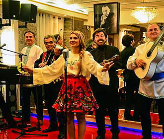 Live music within Russian restaurant Cantine Russe
