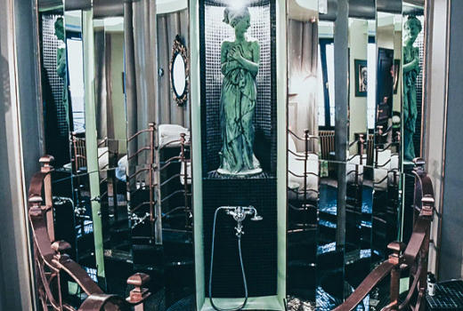 La Mondaine Hotel mirrored shower