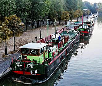 La Peniche Opera barge on Canal de l’Ourcq