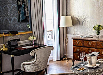 La Reserve Paris Hotel duluxe suite desk