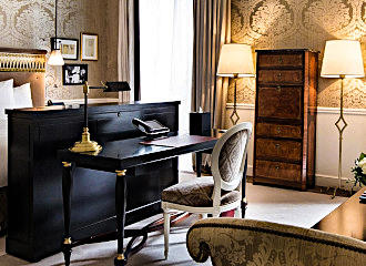 La Reserve Paris Hotel Duc de Morny suite desk