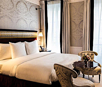 La Reserve Paris Hotel Elysee suite bedroom