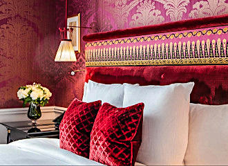 La Reserve Paris Hotel suite prestige bedroom