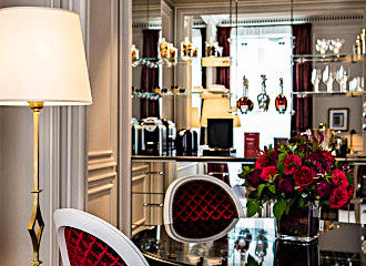 La Reserve Paris Hotel suite prestige private bar