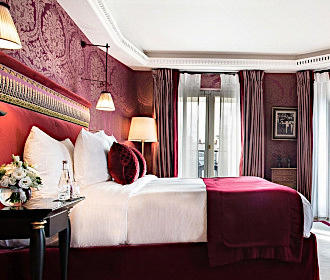 La Reserve Paris Hotel suite imperiale bedroom