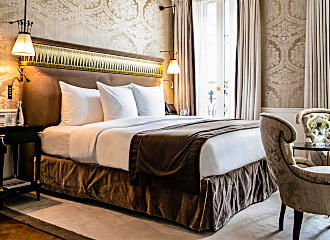 La Reserve Paris Hotel prestige room king size bed